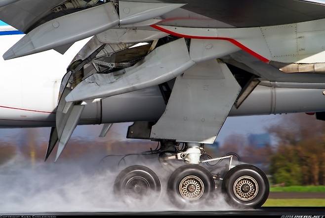 활주로는 항공기가 이착륙하는 양 끝단 부분이 가장 큰 하중을 받는다. [중앙포토]
