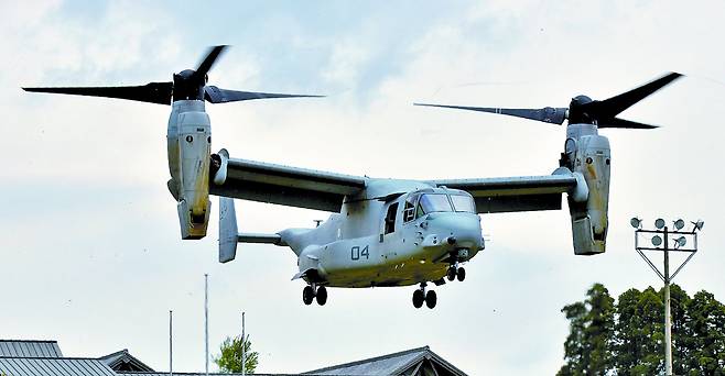 미 해병대에서 사용하고 있는 V-22 오스프리 수직 이착륙기. 안전성이 떨어지는 게 단점이다. [중앙포토]