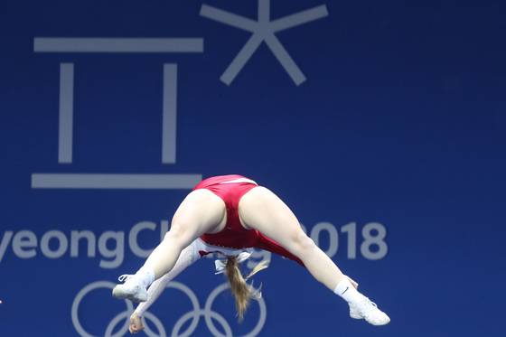 스위스 국가대표 치어리딩팀이 치어리딩을 선보이고 있다. 우상조 기자