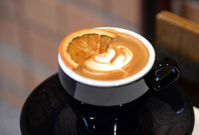 Conflict Store’s “Citrico” pairs amaretto syrup with a double shot of espresso and microfoam for a brew that tastes like biscotti in a cup, with beautiful notes of bitter almond, toast, vanilla and dark chocolate all rolled into one. (Photo credit: Park Hyun-koo/The Korea Herald)