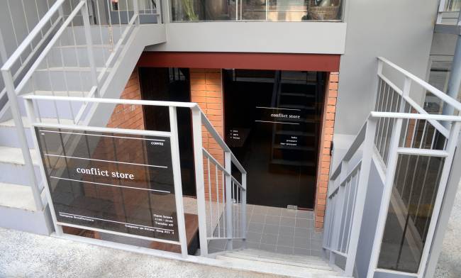 Conflict Store -- a multiroaster shop that offers beans from six roasters -- opened in Sinsa-dong this January. (Photo credit: Park Hyun-koo/The Korea Herald)