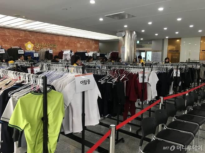 22일 성남시 의회에서 열린 '교복나눔행사'의 모습. 각기 다른 디자인의 교복들이 걸려 있다. /사진= 유승목 기자