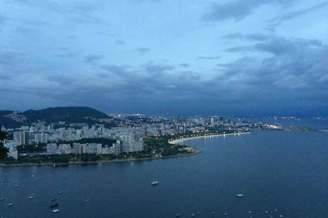 슈가로프 산에서 내려다본 저녁 풍경. (사진=오지투어 제공)