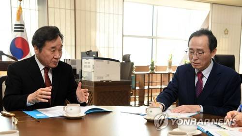이낙연 국무총리와 송하진 전북지사 (전주=연합뉴스) 송하진 전북도지사는 22일 세종청사에서 이낙연 국무총리를 만나 "한국 GM 경영정상화에 대한 협의 때 반드시 군산공장 폐쇄 방침 철회를 전제로 협상에 임해달라"고 요청했다. 2018.2.22 [전북도 제공=연합뉴스]