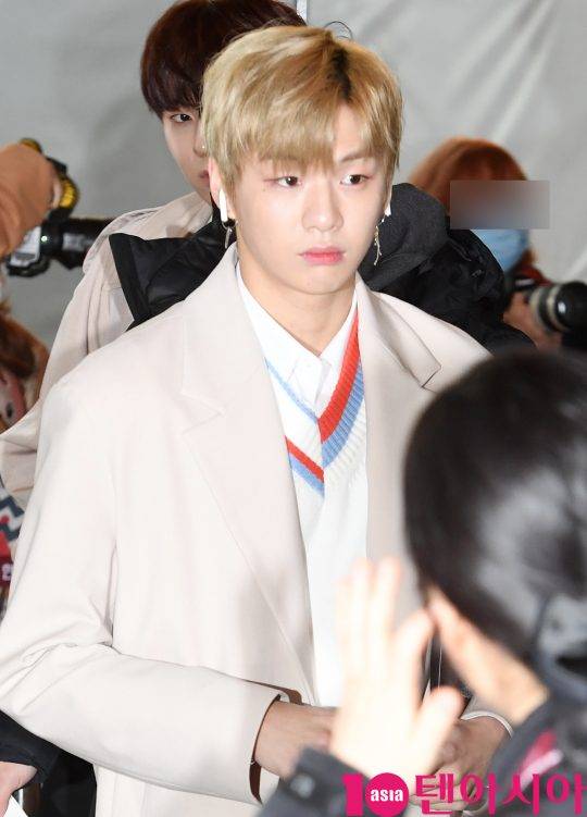 그룹 워너원(강다니엘, 박지훈, 이대휘, 김재환, 옹성우, 박우진, 라이관린, 윤지성, 황민현, 배진영, 하성운) 강다니엘이 25일 오전 스케줄 참석차 김포공항을 통해 제주도로 떠나고 있다.