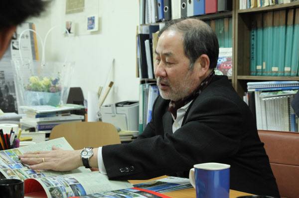 꽃의 건축가로 불리는 강철희 한국건축가협회 회장. /심기환 인턴기자