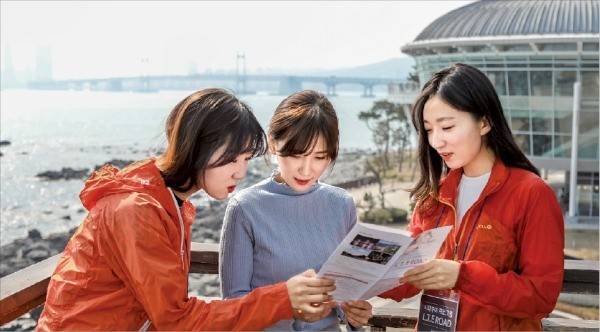 부산여행 코스도 짜주네 부산롯데호텔 무료 관광 프로그램 엘티이 로드(L.T.E ROAD)의 전담 가이드가 고객에게 관광 코스를 설명하고 있다.