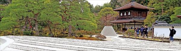 하얀 모래 마당에 굵은 물결 무늬로 조성해놓은 은사탄이 있는 긴카쿠지.