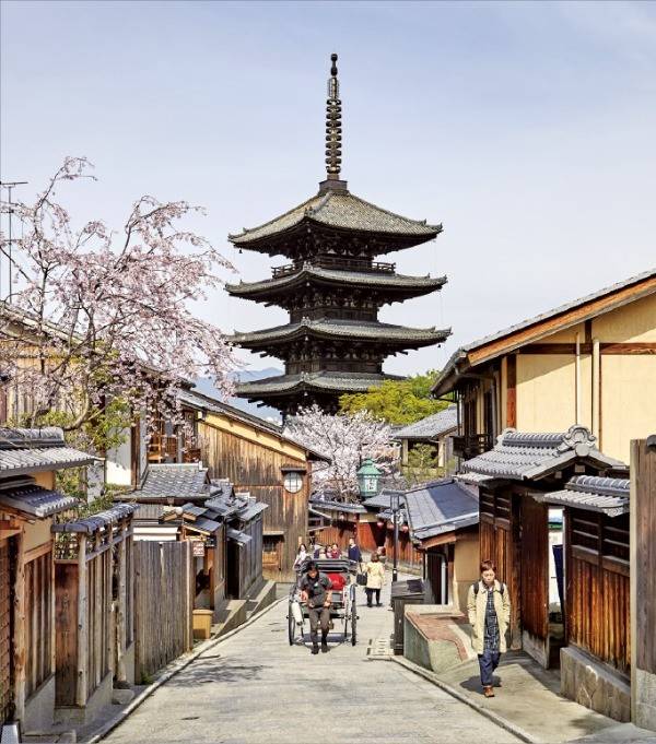 일본의 옛 정취가 물씬 풍기는 산넨자카.