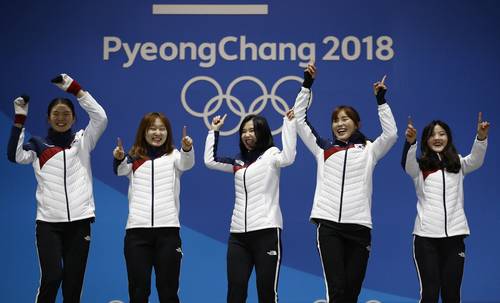 【평창=AP/뉴시스】 여자 쇼트트랙 3000m 계주에서 금메달을 따낸 선수들. 왼쪽부터 심석희, 최민정, 김예진, 김아랑, 이유빈