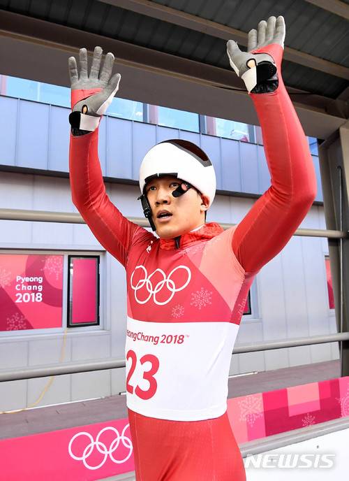 【평창=뉴시스】추상철 기자 = 16일 오전 강원 평창 올림픽슬라이딩센터에서 열린 2018 평창 동계 올림픽 남자 스켈레톤 3차 주행. 대한민국 김지수가 레이스를 마친후 응원단을 향해 손을 흔들고 있다. 2018.02.16. scchoo@newsis.com