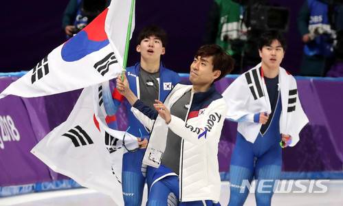 【강릉=뉴시스】 추상철 기자 = 21일 오후 강원 강릉 스피드스케이팅 경기장에서 열린 2018 평창 동계올림픽 스피드스케이팅 남자 팀추월 결승 경기. 은메달을 딴 대한민국 대표팀(이승훈,김민석,정재원)이 태극기를 흔들고 있다. 2018.02.21.  scchoo@newsis.com