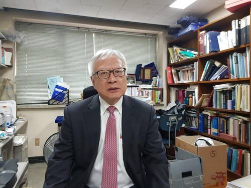 이윤성 서울대 의과대학 교수 (서울=연합뉴스) 최평천 기자 = 이윤성 서울대 의과대학 교수가 23일 서울 종로구 서울대 의과대학 연구실에서 인터뷰하고 있다. 2018.2.25