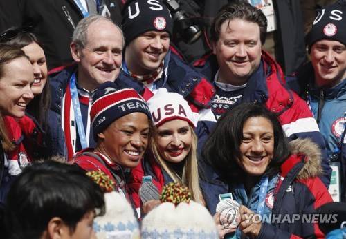 미국 썰매선수들을 격려하는 이방카 트럼프 백악관 보좌관[로이터=연합뉴스]