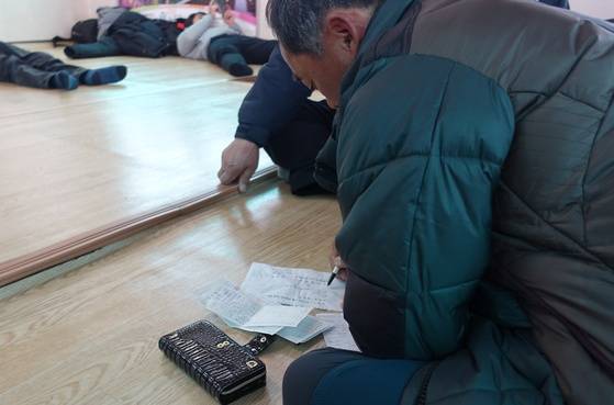 해남 땅끝에서 넙도로 가는 배에서 당제 제수 준비한 내용을 점검하는 유사(제관) 박기태씨.