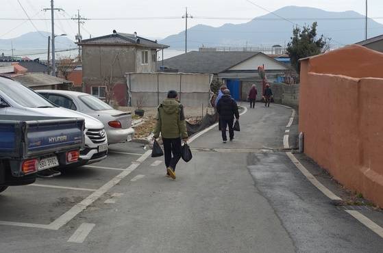설 전날인 지난 15일 낮 5반 주민들이 각자 쇠고기 몫을 받아 집으로 가고 있다. 이 고기로 국 끓이고 산적 만들어 이날 저녁에 설 차례를 지낸다.