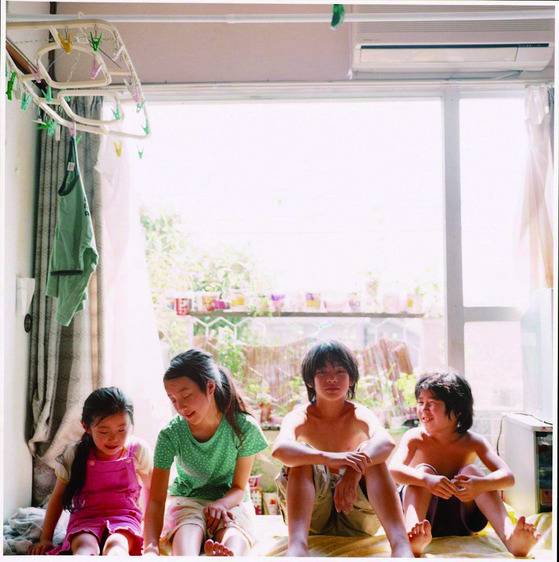 영화 '아무도 모른다'의 네 아이들. (왼쪽부터) 막내 유키, 둘째 교코, 장남 아키라, 셋째 시게루.