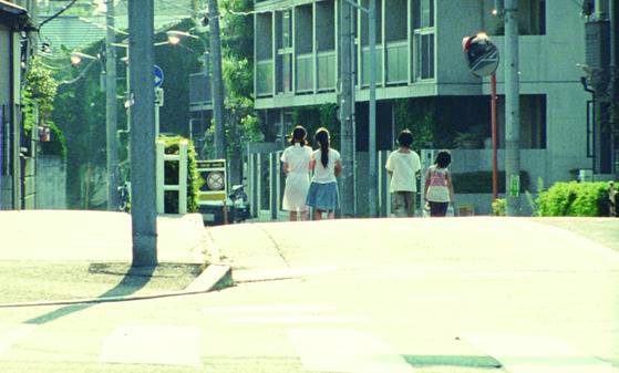 공원에서 물을 구해 집으로 돌아가는 장면.