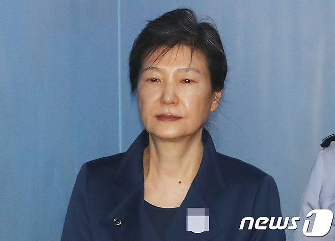 검찰이 27일 오후 서울 서초구 서울지방법원에서 열린 박근혜 전 대통령의 '592억 뇌물' 등 관련 결심공판에서 박 전 대통령에게 징역 30년을 구형했다. 사진은 박 전 대통령이 지난 2017년 10월16일 구속 연장 후 첫 공판에 출석하는 모습.(뉴스1DB)2018.2.27/뉴스1 © News1 민경석 기자