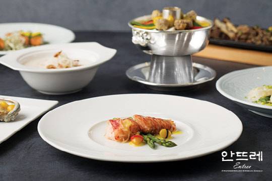 노보텔 앰배서더 서울 강남 호텔은 컨템포러리 한식당 레스토랑 안뜨레(Entree)가 품격 있고 격조 높은 상견례를 위한 한식 특선코스 메뉴를 선보인다고 밝혔다. 로비 층에 위치한 안뜨레는 2명부터 10명까지 수용 가능한 별실이 다양하게 구비돼있어 상견례를 포함한 격식 있는 식사장소를 찾는 고객들의 발걸음이 꾸준하다. 안뜨레는 보다 더 특별한 다이닝 경험과 함께 메뉴 선택의 폭을 넓히고자 상견례 코스메뉴와 퓨전 양식 메뉴를 새롭게 추가했다. 노보텔 앰배서더 강남 호텔 제공