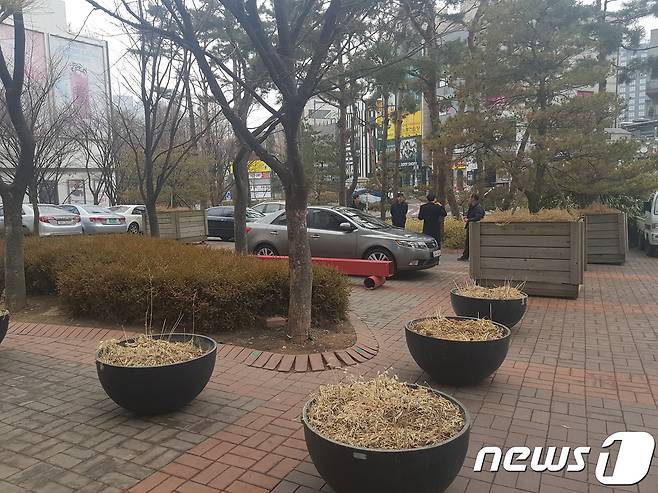 28일 오전 홍익대학교 관계자들이 차량과 대형 화분등을 이용해 소녀상이 설치될 예정인 공원을 막고 있다. © News1