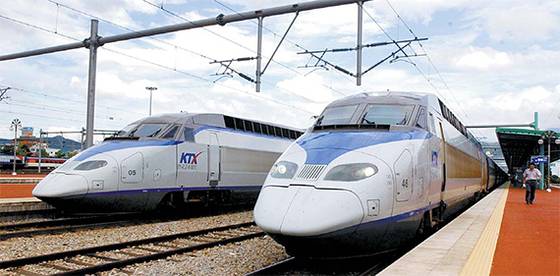 KTX의 등장을 전후해 기존의 전산승차권이 자성띠가 있는 ‘자성 승차권’으로 바뀌고, 100년 넘게 쓰이던 ‘딱지’ 승차권이 사라졌다. [중앙포토]