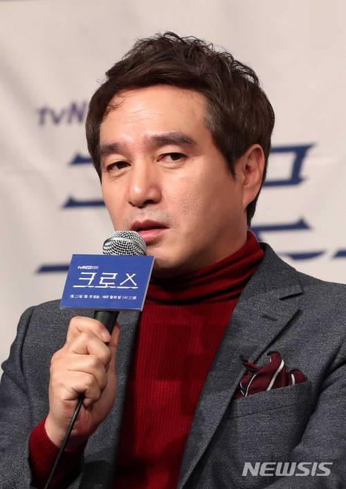 【서울=뉴시스】고범준 기자 = 배우 조재현이 25일 오후 서울 영등포구 타임스퀘어 아모리스홀에서 열린 tvN 새 월화드라마 '크로스'제작발표회에서 인사말을 하고 있다. 2018.01.25. bjko@newsis.com