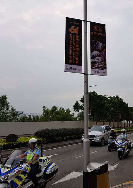 ▲시가지를 오투바이를 타고 순찰하고 있는 마카오 경찰. ⓒ프레시안