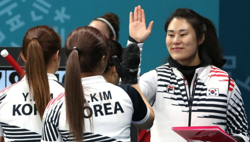 한국 선수들이 김민정(사진 맨 오른쪽) 감독과 하이파이브하고 있다.