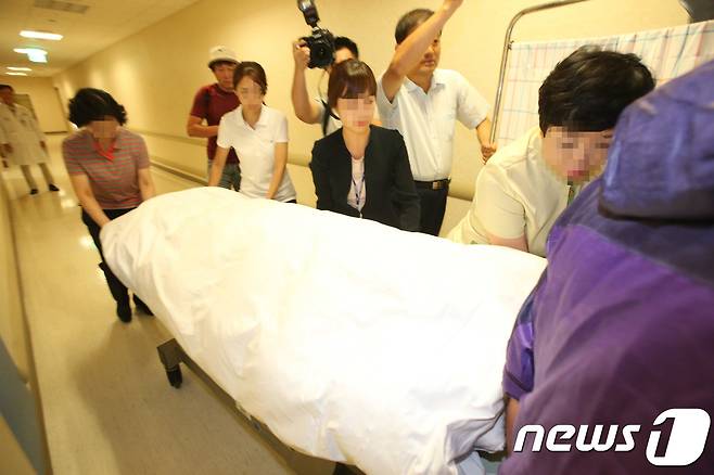 박근혜 전 대통령이 28일 오후 서울 서초구 반포대로 서울성모병원에서 얼굴을 가린채 이동하고 있다.  2017.7.28/뉴스1 © News1 임세영 기자