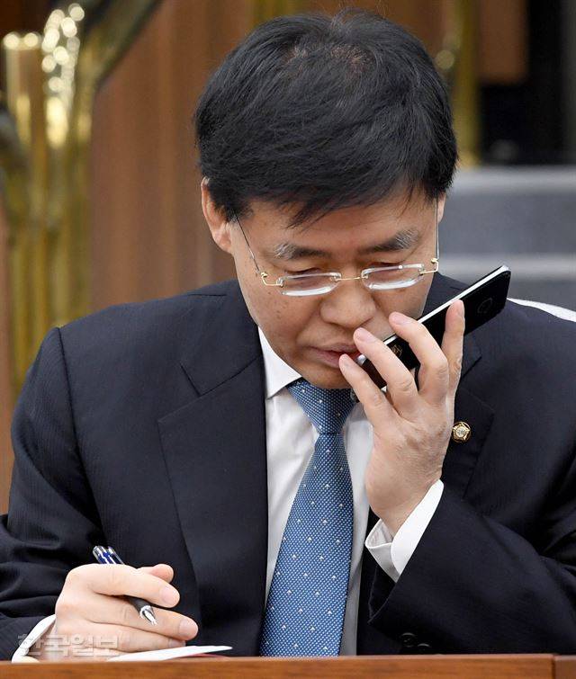 안태근 전 검사장의 성추행 의혹 사건 은폐 의혹을 받는 최교일 자유한국당 의원이 지난달 2일 국회 본청에서 열린 원내대책회의에 참석해 누군가와 통화를 하고 있다. 서재훈기자 spring@hankookilbo.com