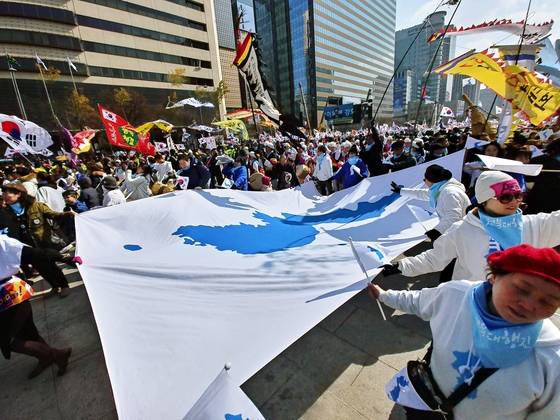 한반도기를 들고 행진하는 '3ㆍ1민회 조직위원회'. 김정연 기자