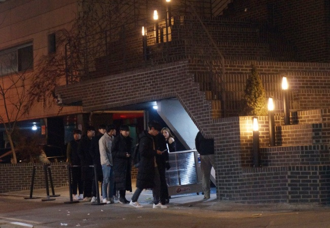 Teen-clubbers wait outside in a line to enter a nightclub in Hongdae (Photo by Im Eun-byel / The Korea Herald)