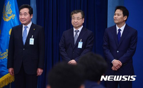 【서울=뉴시스】전신 기자 = 이낙연(왼쪽부터) 국무총리, 서훈 국정원장, 임종석 대통령비서실장. 2017.05.10.   photo1006@newsis.com  <저작권자ⓒ 공감언론 뉴시스통신사. 무단전재-재배포 금지.>
