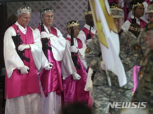 【뉴파운드랜드=AP/뉴시스】미국 펜실베이니아 주에 위치한 통일교 분파 '세계 평화 통일 안식처'World Peace and Unification Sanctuary) 교회에서 28일(현지시간) AR-15 소총을 지참한 합동 결혼식이 진행됐다. 2018.3.1.