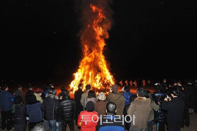 ▲ 영주 무섬마을에서 달집태우기가 마련돼 볼거리를 선사한다.