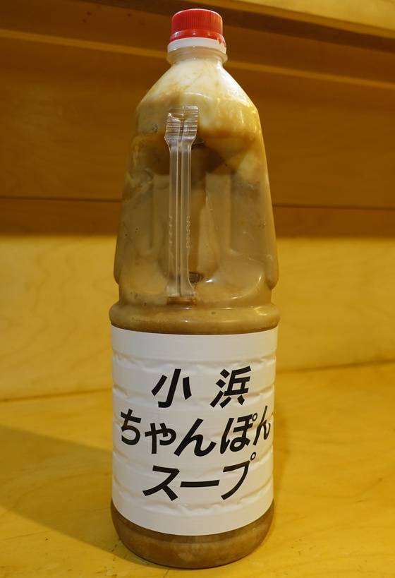 서울에서 열리는 오바마 짬뽕 시식회에 쓰기 위해 일본에서 만들어 온 국물. ‘코코로(心)’에서 보낸 레시피대로 공장에서 만들었다고 한다. 오바마 짬뽕 국물은 돼지·닭 뼈, 멸치를 이용한다.