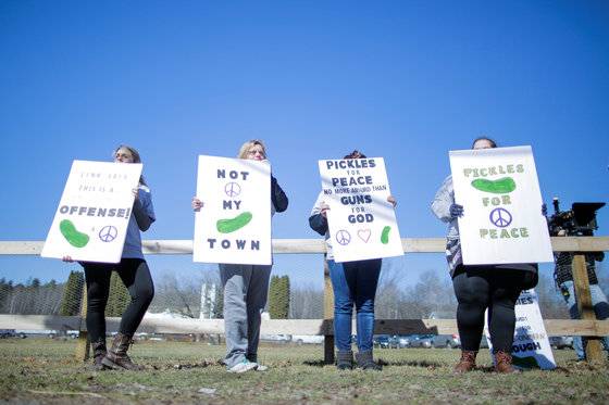 지역 주민들이 총을 휴대하고 열리는 합동결혼식에 반대하면 생추어리 교회 밖에서 시위를 하고 있다. [로이터=연합뉴스]