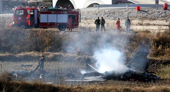 지난 2008년 공군 F-5E 전투기가 추락해 소방관이 불을 끄고 있다. [사진 웅앙포토]