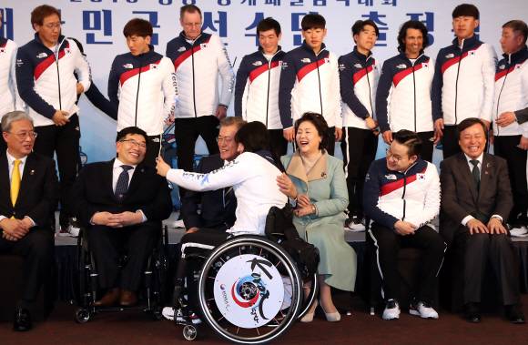2일 오후 문재인대통령이 참석한 가운데 서울 광화문 세종문화회관에서 평창패럴림픽 선수단 출정식이 열리고 있다. 청와대사진기자단
