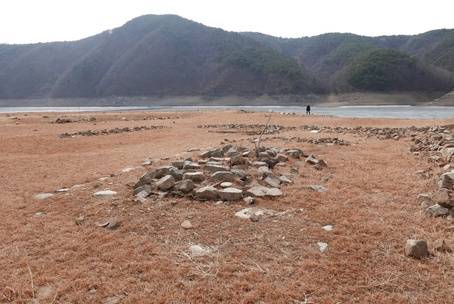 덕동호 바닥에 드러난 신라 석곽묘 떼무덤. 이용호씨 제공