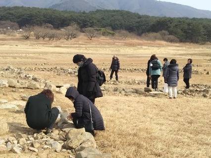 신라 석곽묘 떼무덤을 답사객들이 살펴보고 있다.