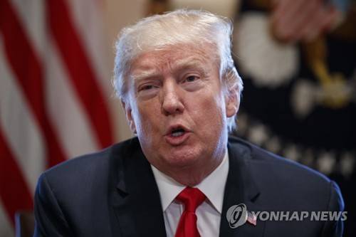 美 철강 및 알루미늄업계 CEO들과 간담회 가진 트럼프 대통령.[AP=연합뉴스 자료사]