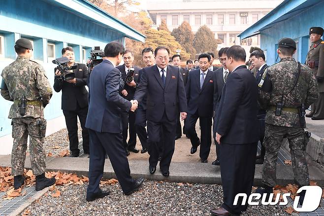 북측 전종수 조국평화통일위원회(조평통) 부위원장이 17일 경기도 파주시 판문점 남측 평화의 집에서 열린 '남북 고위급 실무회담'에 참석하기 위해 판문점 MDL(군사분계선)을 건너오고 있다. (통일부 제공) 2018.1.17/뉴스1