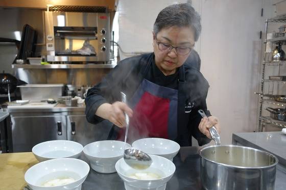 파만두 떡국은 파만두를 따로 삶아 떡국에 얹는다. 조희숙 선생은 떡국을 나누면서 ’배식에 실패하면 큰일인데“라고 했는데 실제 실패에 재분배했다. 손님들에게 추억을 남겨주려는 설정으로 보였다.