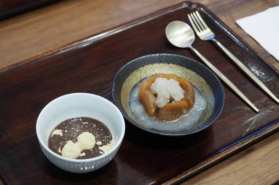 다른 날 만찬의 후식으로 나온 경단 얹은 단팥죽과 곶감 배숙. [사진=임상진 SL안과 원장]