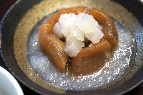 가까이 본 곶감 배숙. 배를 익혀 일부는 갈고, 일부는 깍둑썰기 해 곶감을 받치고 꾸몄다. [사진=임상진 SL안과 원장]