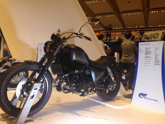 2016년 서울모터사이클쇼에 전시된 미라쥬300. 저도 미라쥬 신차를 본 게 이때가 처음이었어서 깜!짝! 놀랐습니다. 이렇게 예쁜 바이크인줄 미처 몰랐으니까요.