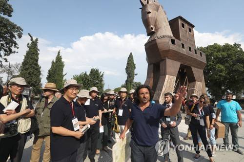 (차나칼레<터키>=연합뉴스) 정하종 기자 = 작년 7월 한국 방문단에 '트로이 유적' 설명하는 발굴단장 뤼스템 아슬란 교수(차나칼레3·18대학, 오른쪽) 2017.7.29     chc@yna.co.kr