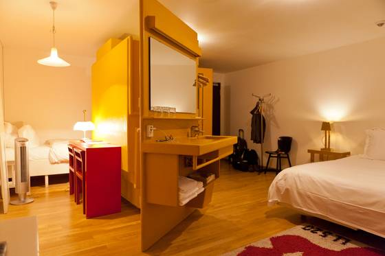 2017년 여름에 묵은 객실. 조명, 가구, 인테리어 모두 기라성 같은 네덜란드 디자이너들이 작업했다. 최승표 기자